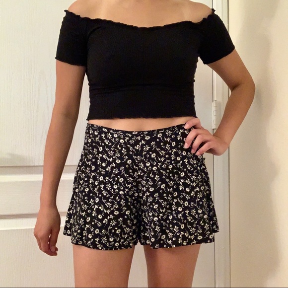 Urban Outfitters Black & White Micro-Floral Shorts - Picture 1 of 5